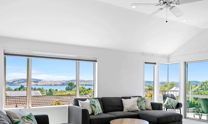 Richmond Heights Maison | Lake Views! 5min to Town Centre *No Service Fee*