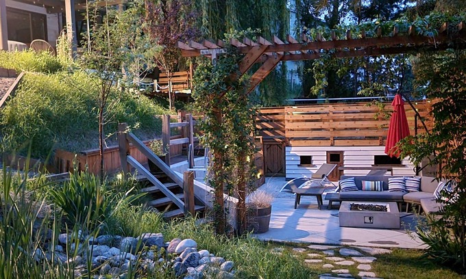 Okanagan-Similkameen Maison | Lake views, backyard oasis, minute from beach, private, late-century modern home