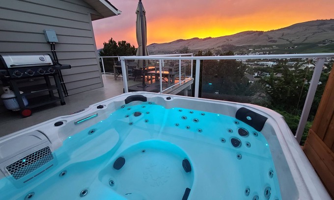 Vernon Maison | Lake views beautiful 4 bedroom , 2 living rooms home with hot tub.