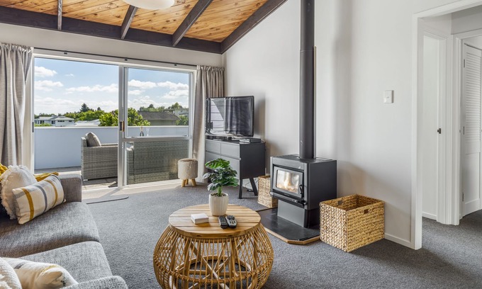 Richmond Heights Maison | Lake Views, Comfortable 3 Bedroom 2 Bathrooms Home