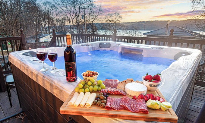 Watkins Glen Maison | ★Lake Views ★ Hot tub ★ King Beds ★ Mins to All