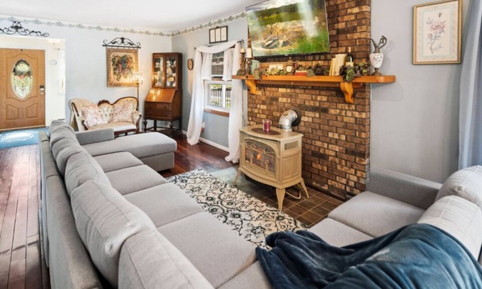 Watkins Glen Maison | ★Lake Views★ King Beds | Coffee Bar | Mins to All