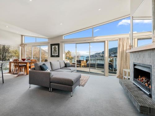 Frankton Maison | Lake Views on Yewlett - Queenstown Holiday Home