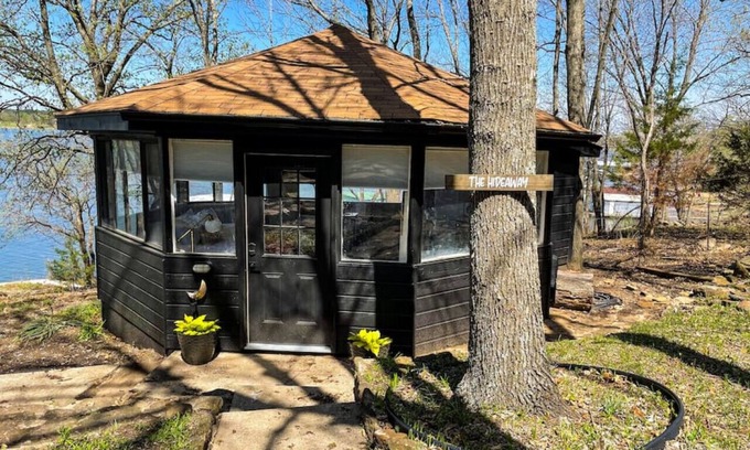 Hulbert Cabine | Lake views! Steps to the water! Sweetheart getaway
