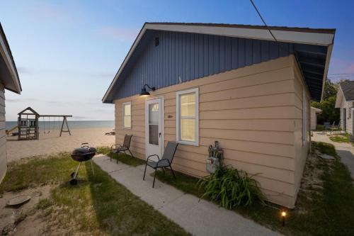 Oscoda Maison | Lake Views with Big Windows & Bath