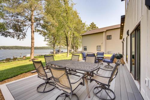 Amery Maison | Lake Wapogasset Home with Dock 7 Mi to Amery