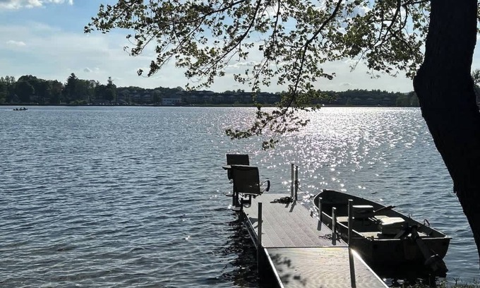 Lunenburg Maison | Lake Whalom peaceful half acre waterfront with dock, swimming. Min 31 nights.