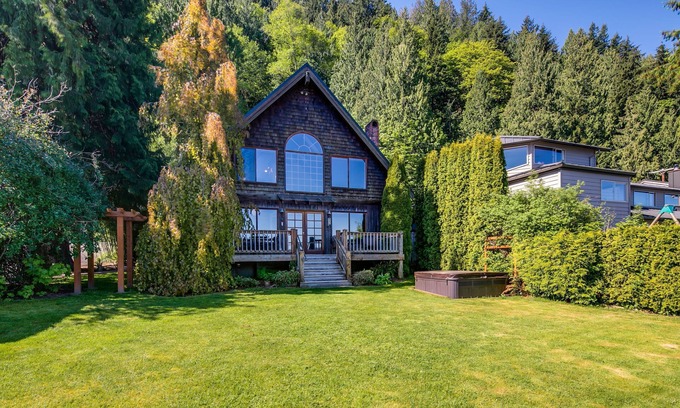 Sudden Valley Maison | Lake Whatcom Waterfront Cabin
