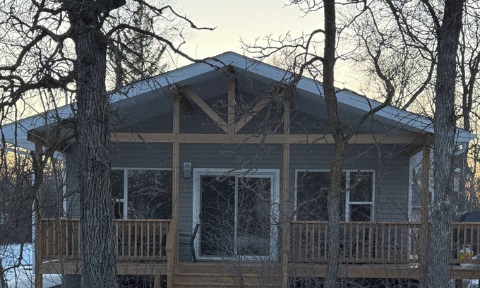 Dunnottar Cabine | Lake Winnipeg West Shore Retreat in the Village of Dunnottar