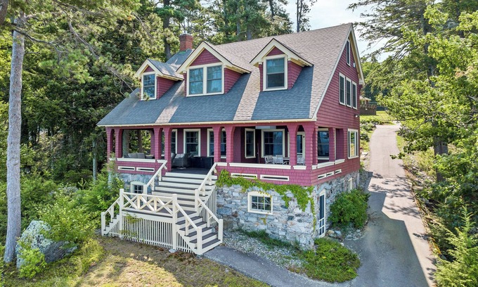 West Alton Maison | Lake Winnipesauke sleeps 9 with stunning sunset views