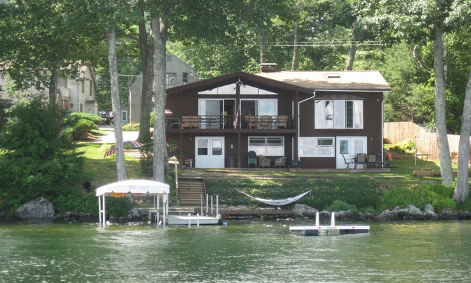 West Alton Maison | Bord de l'eau du lac Winnipesaukee! Pour toute la famille, vue imprenable, bain à remous, kayaks et plus