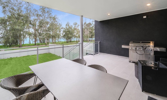 Berkeley Vale Maison | Lakedge Home at Berkeley Vale