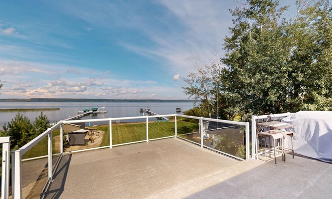 Fallis Cabine | Lakefront 1/2 acre Wabamun 5 bed 2 bath cabin