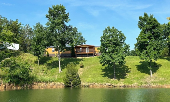 Sevierville Maison | Lakefront! 2 bed, 2 bath with Private Dock