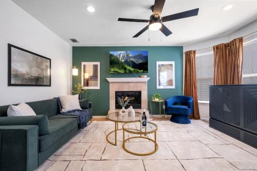 Tallahassee Maison | Lakefront 3BD - Ping Pong, Movie Nights - Near FSU