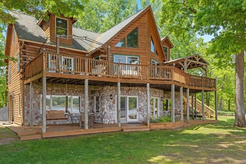 Ada Maison | Lakefront 5BR Cabin on Big Crooked Lake w Pontoon