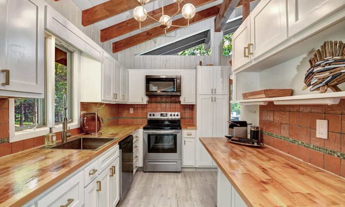 Johnsonburg Chalet De Ski | Lakefront Achieve Chalet in a Private 200 Acre Estate
