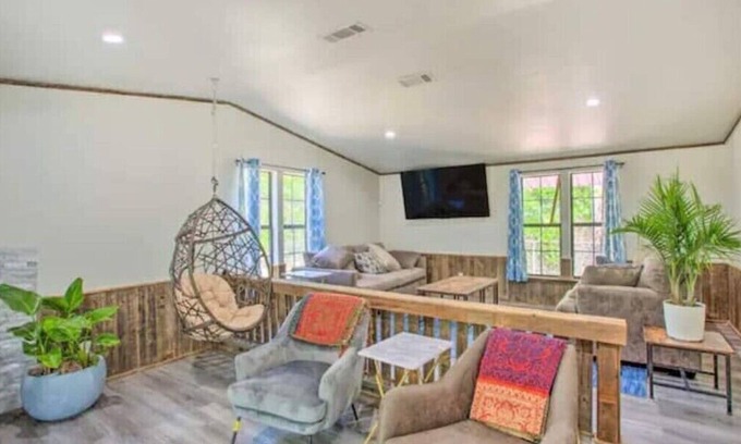 Quinlan Maison | Lakefront Beach House Retreat - Escape to Nature!