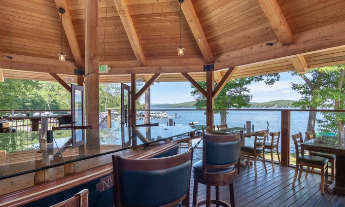 Weirs Beach Maison | Vues sur le lac et la montagne. Piscine, plage, bain à remous, bar de plage et autres équipements du complexe