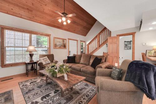 Reeds Spring Maison | Lakefront Branson Cabin 6 Mi to Branson Strip!