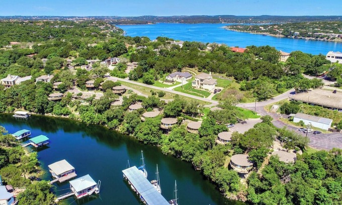 Lakeway Maison | Bungalow front de mer relaxant sur le lac Travis, piscine et bain à remous, à côté du port de plaisance (n ° 1)