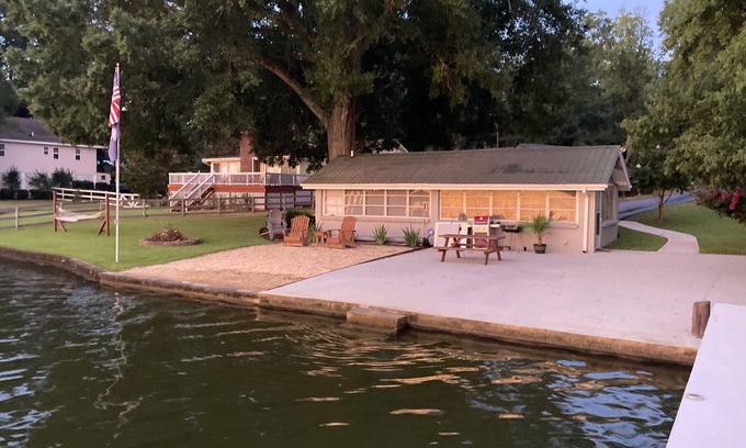 Greenwood Cabine | Lakefront Cabin on Lake Greenwood