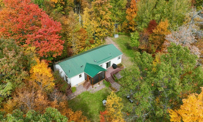 Birchwood Cabine | Lakefront Cabin w Screened Deck! Pontoon Rental! 2 Kayaks / Fishing Row Boat!