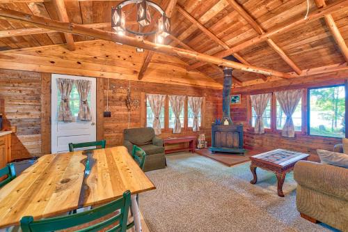 Levering Maison | Lakefront Cabin with Beach Access Levering Retreat