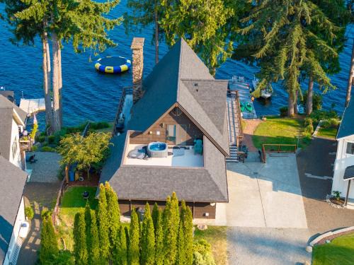 Grapeview Maison | Lakefront Cabin with Dock and Sauna