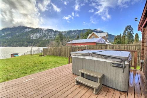 Eatonville Maison | Lakefront Cabin with Stunning Mountain Views and Dock!
