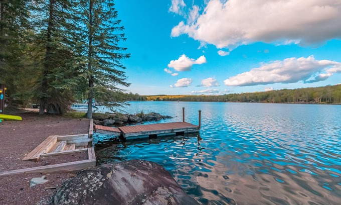 Lake Ariel Chalet De Ski | ☀️ Lakefront Chalet - Stunning Views, Private Dock and A+ Location! 2024 Updates!