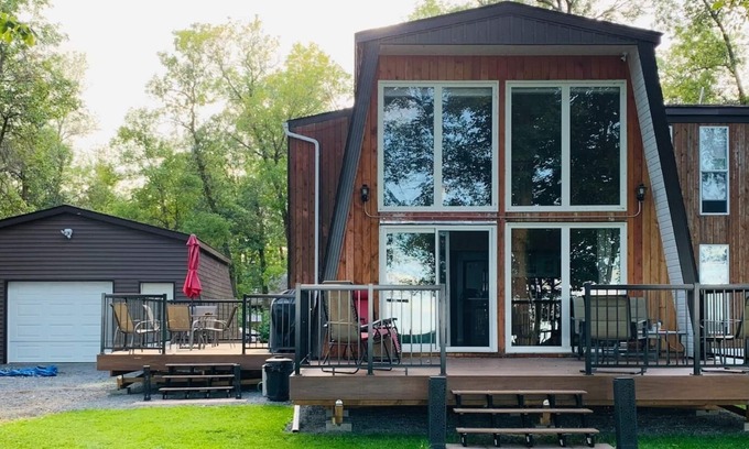 Winnipeg Beach Cabine | Lakefront cottage with 2 decks, firepit capturing amazing sunrises.