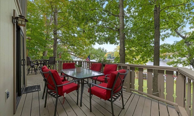 Howard Maison | Lakefront Cottage on Apple Valley Lake