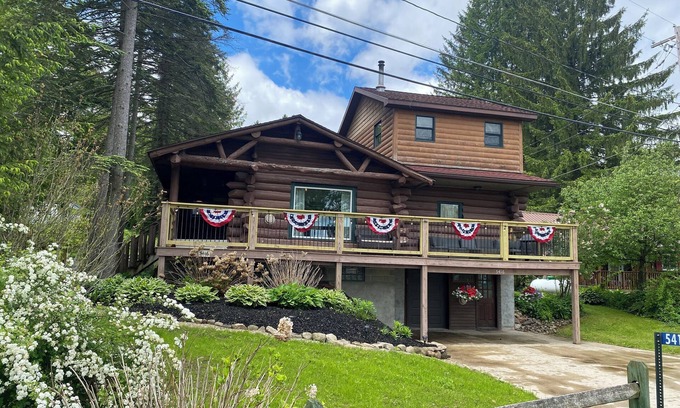 Arcade Cabine | Lakefront Cottage on Java Lake