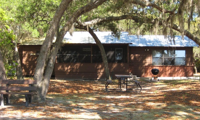 Edgar Cottage | Lakefront Cottage Near Forest & Cities avec des canoës, un grill et plus encore!
