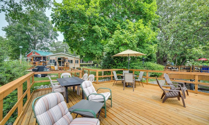 Monticello Cottage | Lakefront Cottage w/ Deck Near Indiana Beach!