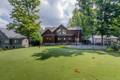 Bobcaygeon Maison | Lakefront cottage with golf area BBQ pool table