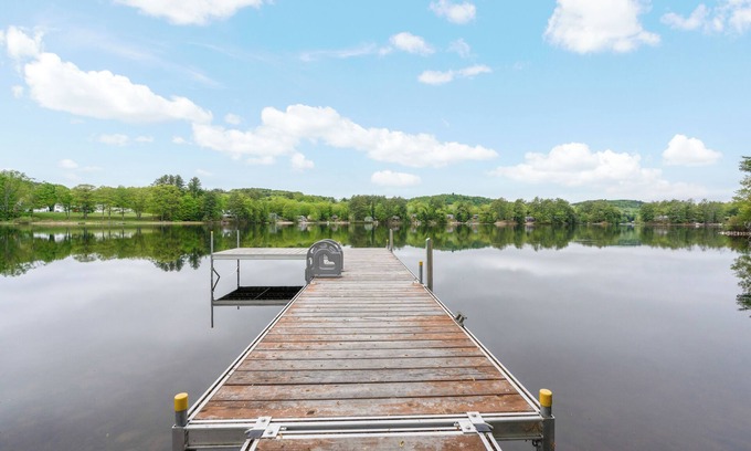 Limerick Maison | Lakefront cottage with Private Dock and Kayaks