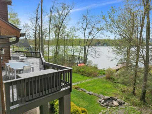 Lake Ariel Maison | Lakefront, Dock, Hottub, Pooltable, Kayaks, 75"tv