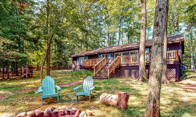 Land O Lakes Maison | Lakefront, dog-friendly home with canoe, firepit, large deck, & washer/dryer
