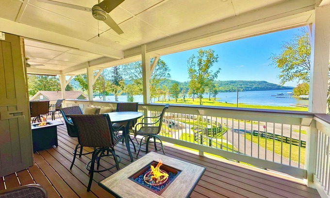 Cedar Bluff Maison | Lakefront Double Studio-Lake, Pool, Splash Pad, hot tub, fire pit, kayaks, etc!