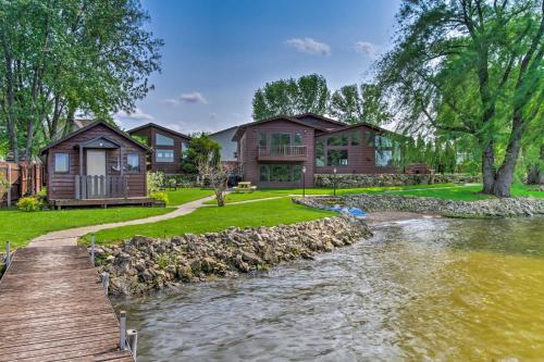 Eau Galle Maison | Lakefront Eau Galle Home with Hot Tub and Fire Pit