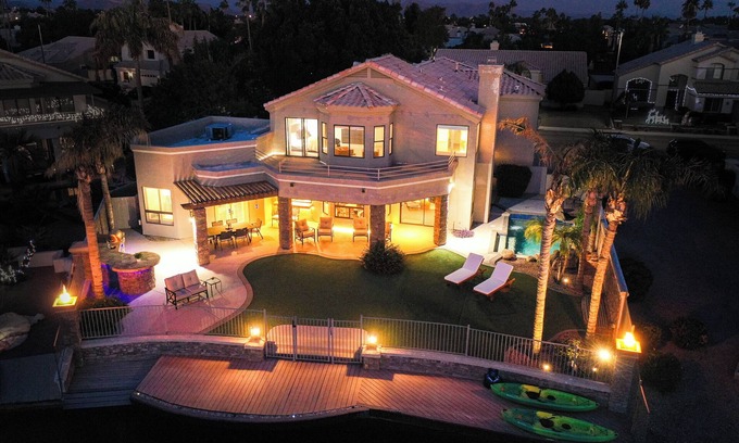 Crystal Shores Maison | Lakefront Escape: Gourmet Kitchen, Kayaks, & Sunset Soirees