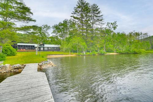 Stoneham Maison | Lakefront Escape with Deck and Kayaks in Lovell!