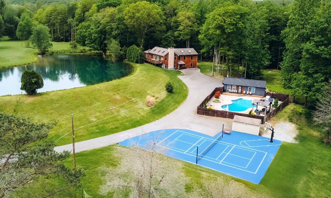 Jonas Maison | NOUVEAU! 10 acres Lakefront Estate, piscine chauffée, terrain de volley-ball, terrain de football.