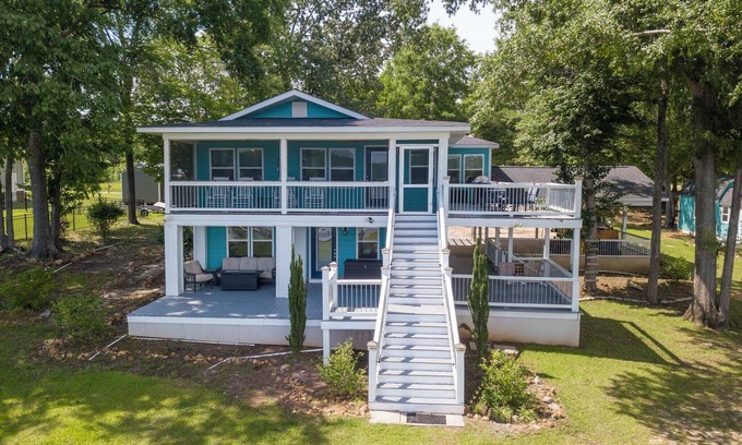 Ridgeway Maison | Lakefront Family friendly 3-bedroom house with 2 boat slips