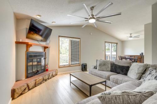 Pontoon Beach Maison | Lakefront Family Home 13 Mi From Gateway Arch!
