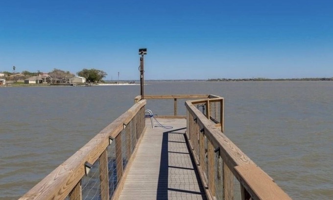 Dinero Maison | Lakefront Family Home