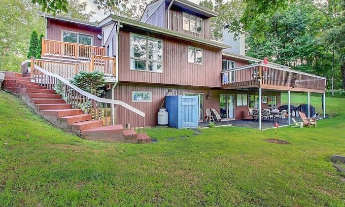 Newton Maison | Lakefront Family Retreat~Private Pool~Game Room