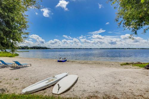 Florida South Atlantic Coast Maison | Lakefront Frostproof Vacation Rental with Beach!